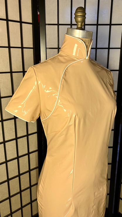 Custom Tailor Made》Shiny Stretch wet look Vinyl PU CheongSam｜nude beige｜Mistress BDSM Latex inspired PVC faux leather｜Fetish Qipao dress - 企直啲 Stand Tall D