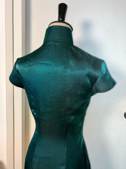 ✨ Shimmering Green Cheongsam - 企直啲 Stand Tall D