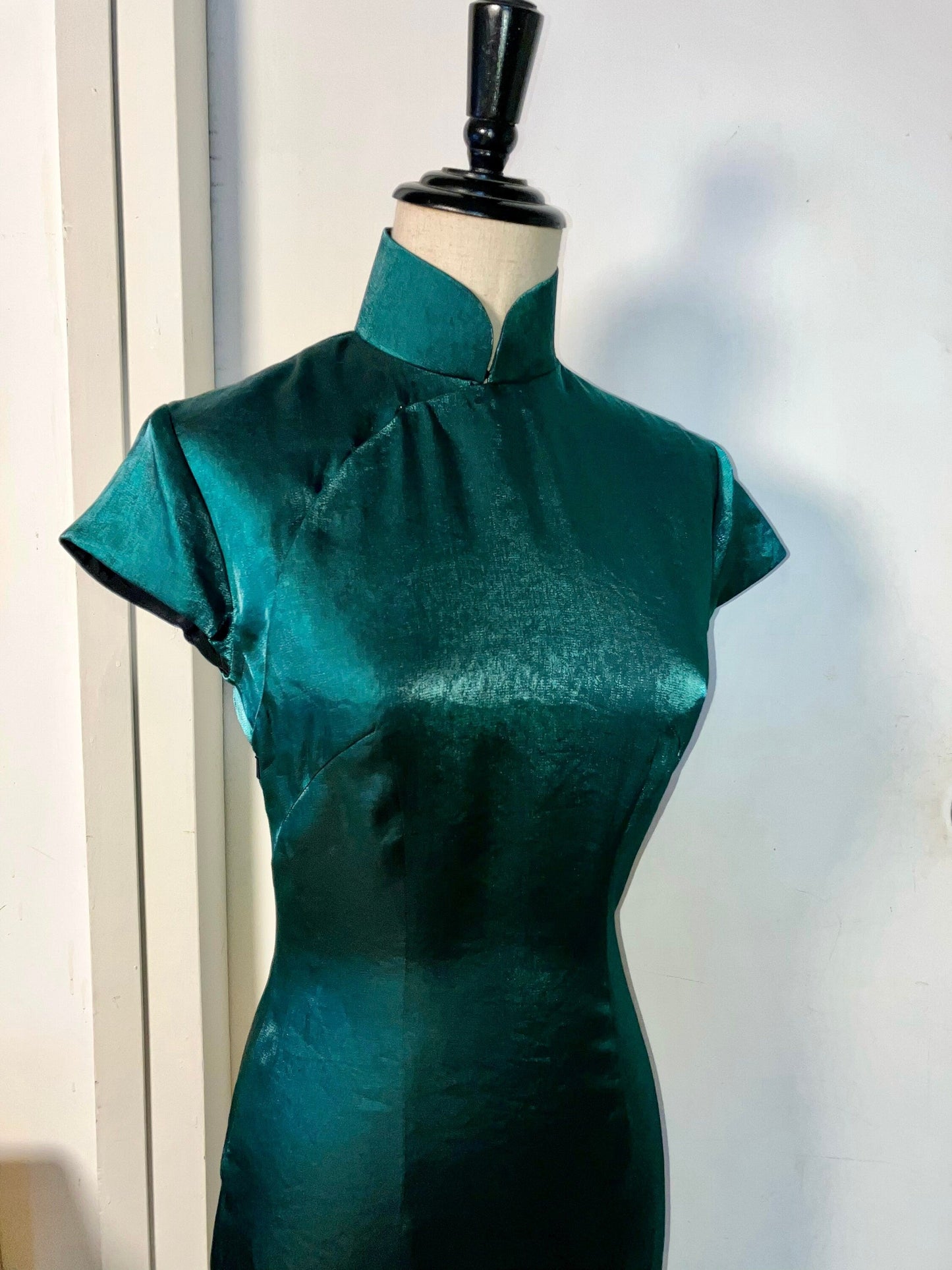 ✨ Shimmering Green Cheongsam - 企直啲 Stand Tall D