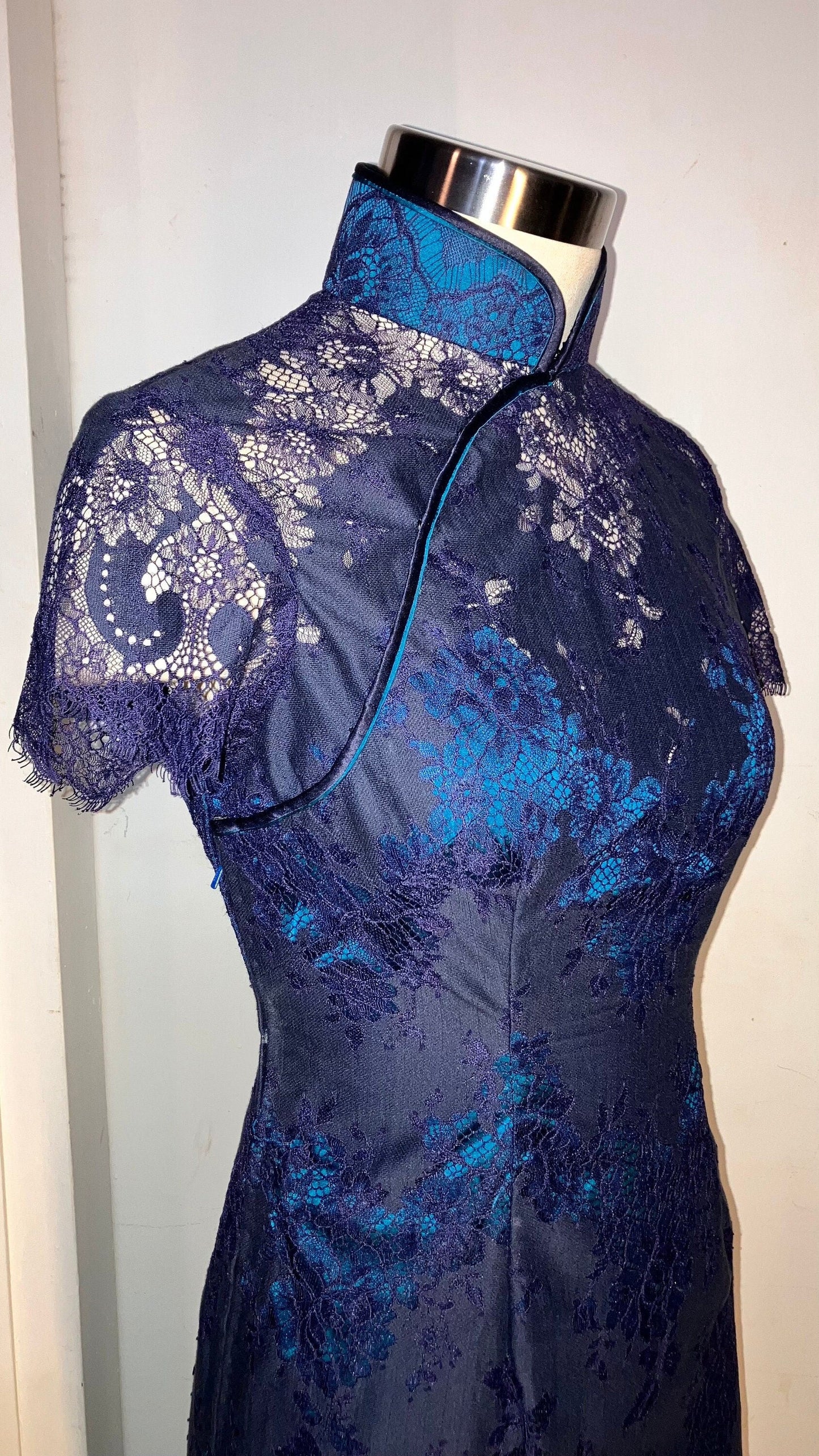 🪡 Traditional Double-binded Lace Cheongsam - 企直啲 Stand Tall D